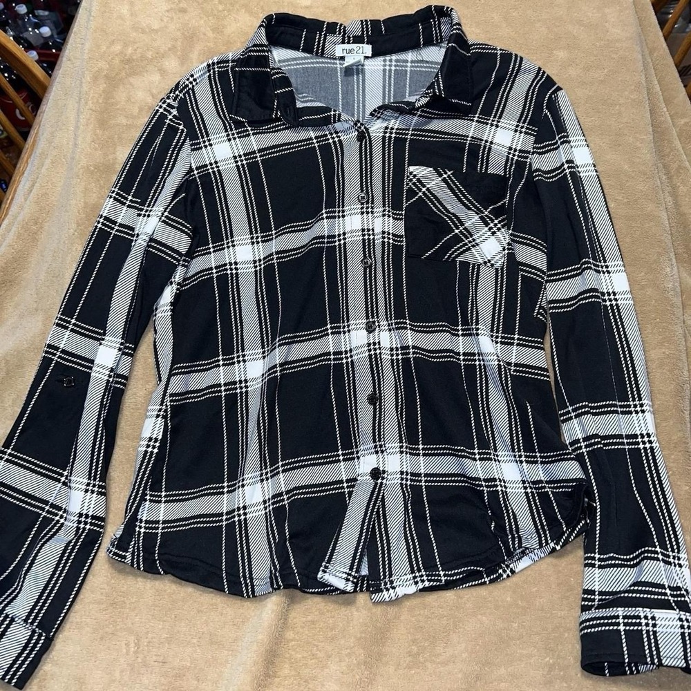 Rue 21 Women LG Black White Plaid Roll Tab Long Sleeve Button Down Collar Shirt